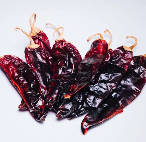 chilies-chili-peppers-with-stem-S4-rehan-spices_f66d2f3d-c4af-477e-a637-62034b1ec39e_large.webp