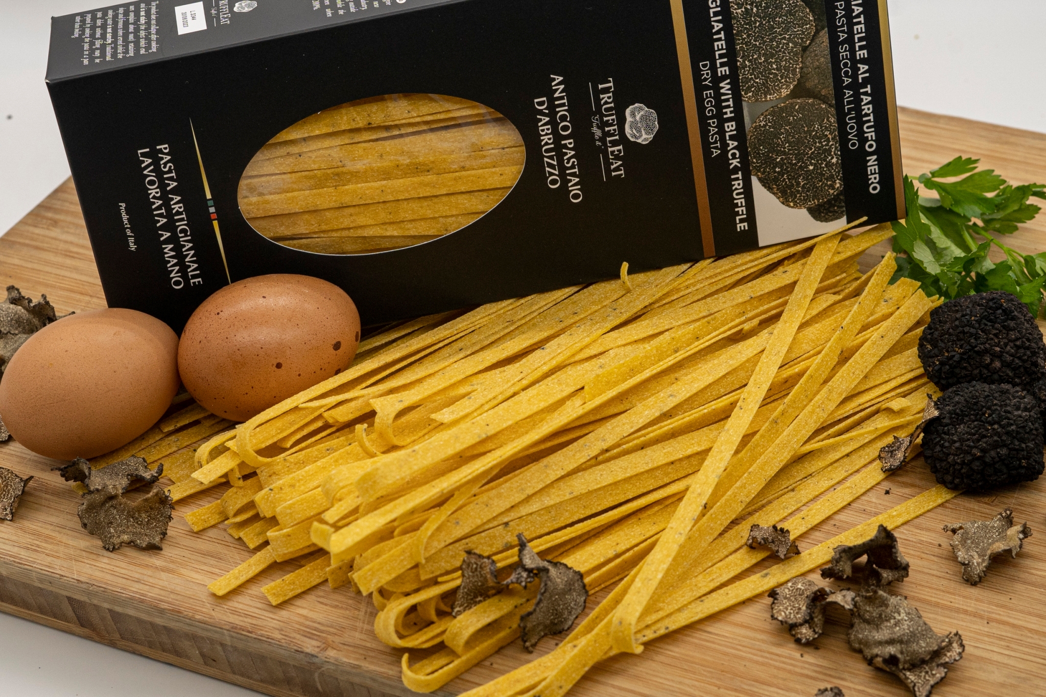 8732-tagliatelle-pasta-alluovo-con-tartufo-nero-truffleat-2.jpg