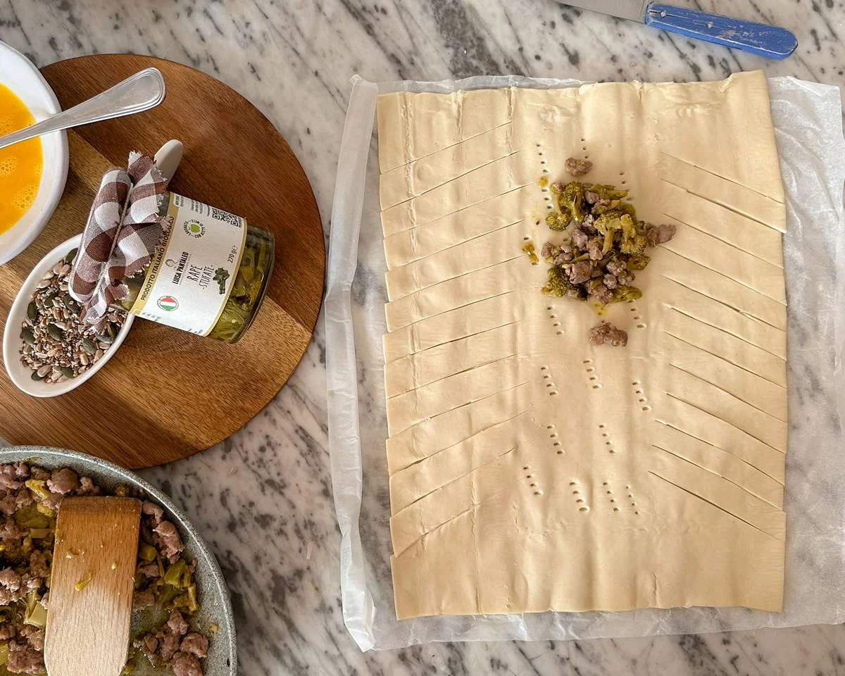 Procedimento-Pantaleo-Strudel-cime-di-rape-stufate-salsiccia-e-formaggio-6.webp