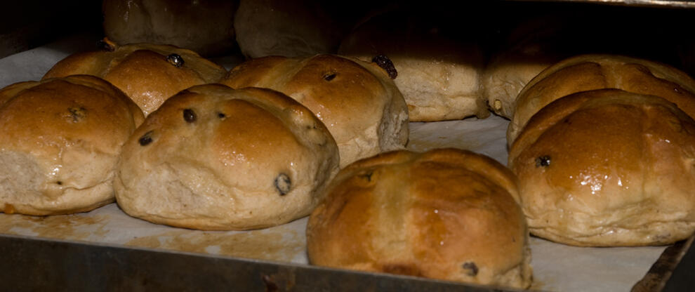 Hot-cross-buns-fresh-from-the-Redbournbury-Mill-bakery_jquerygallery_billboard_large.jpg