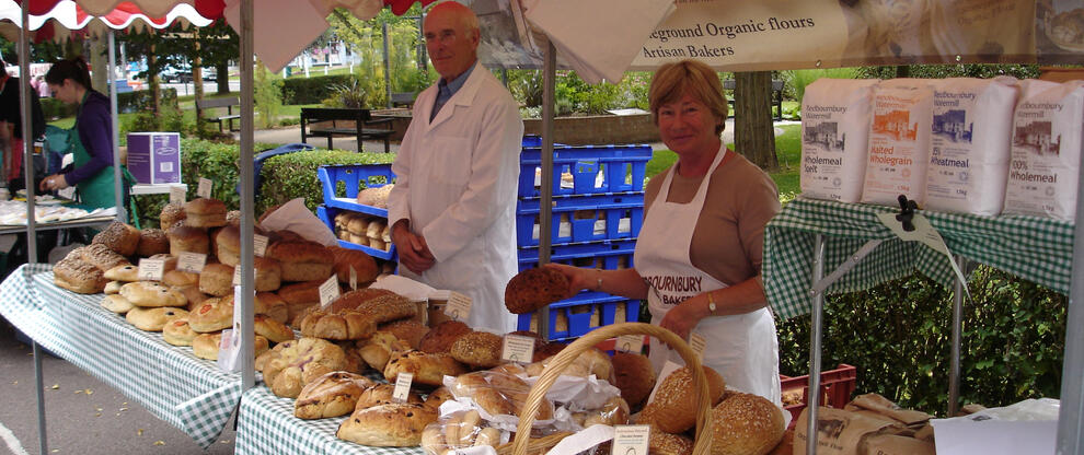Selling-bread-at-Harpenden-Farmers-Market_jquerygallery_billboard_large.jpg