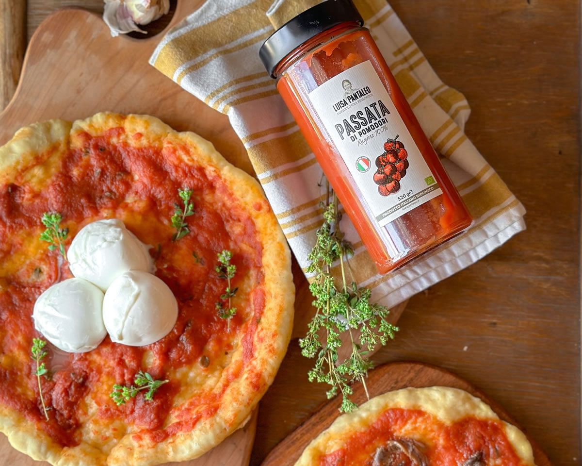 scatto-Pizza-in-padella-con-Passata-di-Pomodoro-Regina-PANTALEO-1.jpg